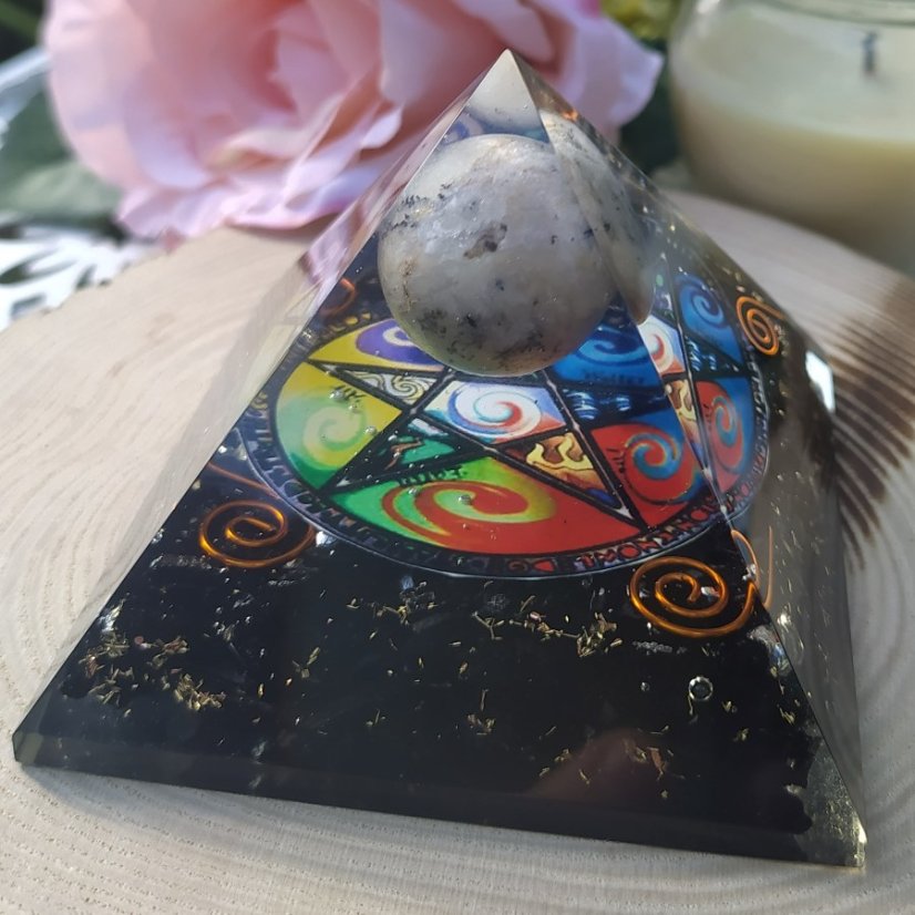 Pyramida orgonit Turmalín a Opál, energie rovnováhy a inspirace