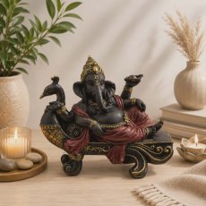 Soška Ganesh na paví lavičce