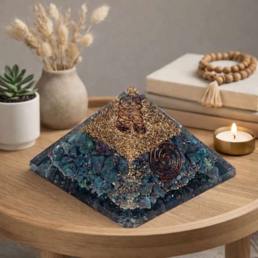 Pyramida orgonit Rubín v kyanitu- energie odvahy a harmonie.